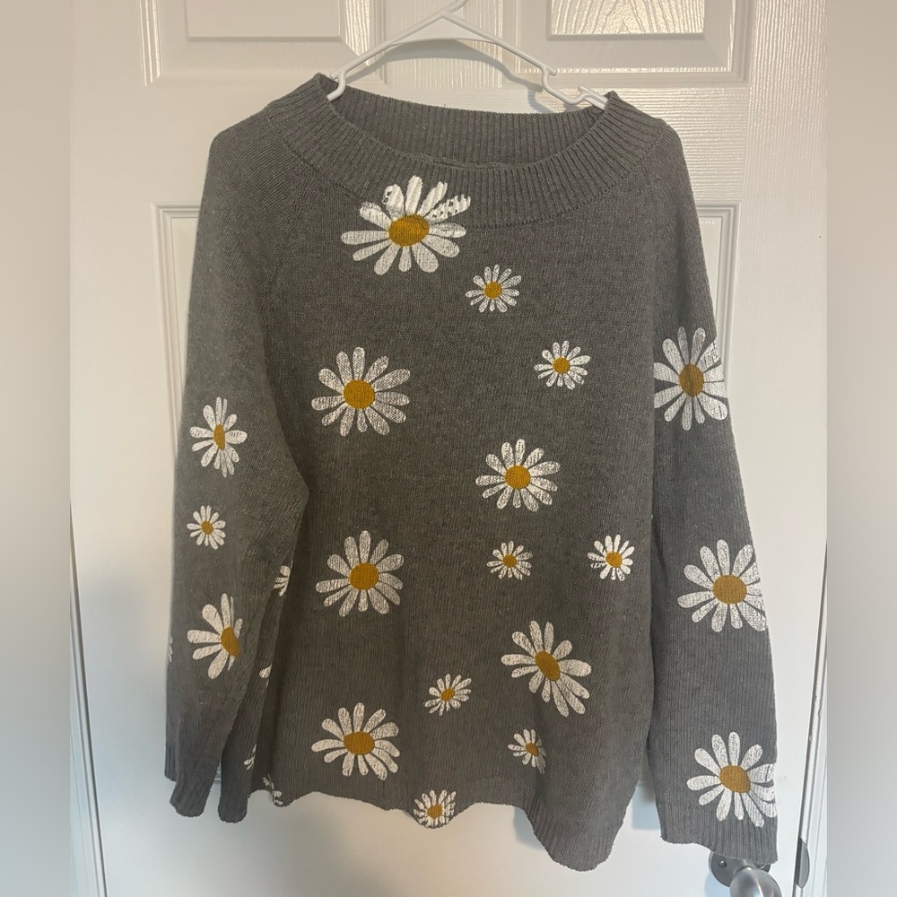 MISSLOOK Gray Sweater with White and Yellow Floral Design